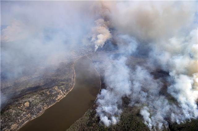Wildfires burn around Fort McMurry, Alta.