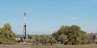 Oil prices drop to seven-month low on surprise US gasoline stock build Oil prices drop to seven-month low on surprise US gasoline stock build