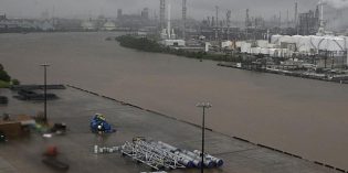 Some US Gulf refineries under water, some threatened by Hurricane Harvey